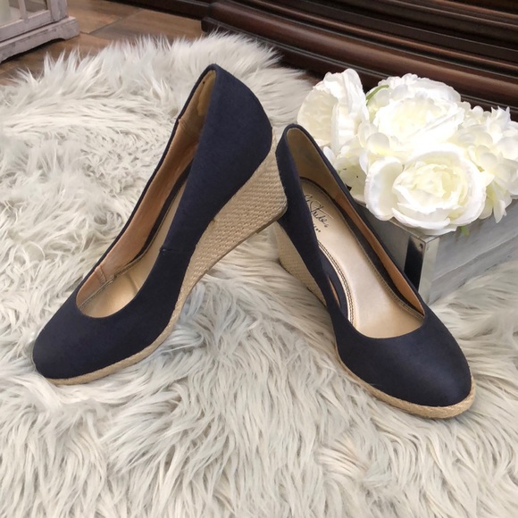 Shoes - Life Stride blue wedges